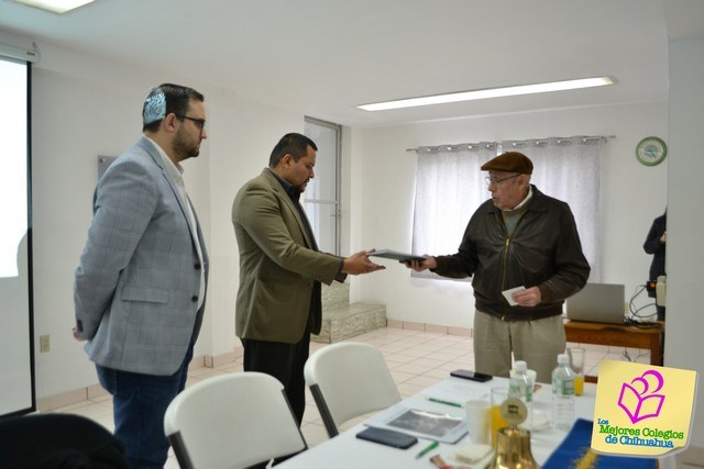 Entrega de documento histórico. Colegio Palmore.